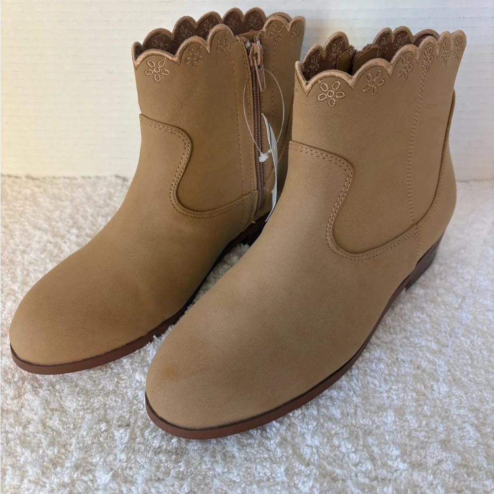 J.Crew Crewcuts Girls' Embroidered Sueded Boots, Color- Camel, Size 5.    NWT
